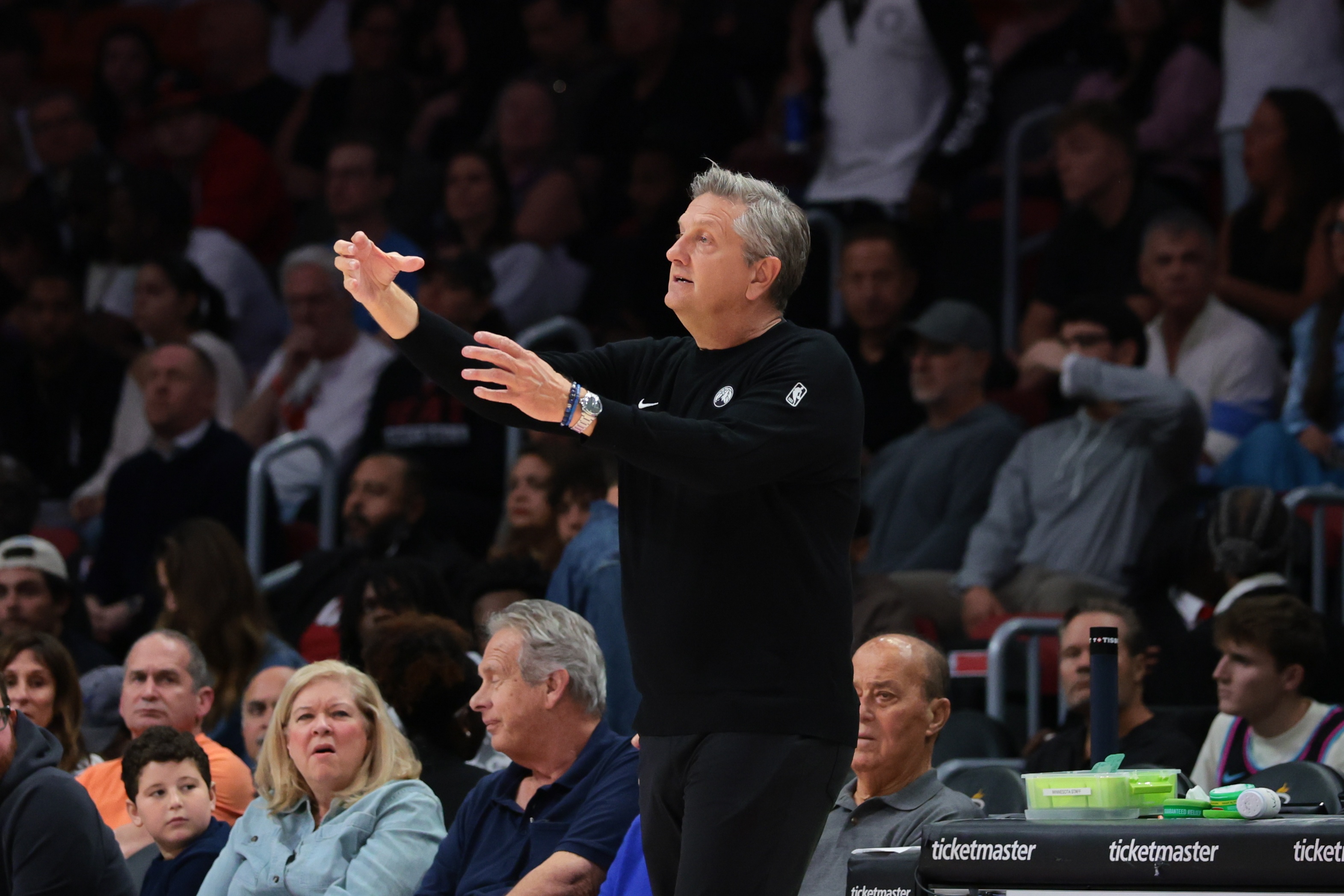 芬奇解釋康利首發(fā)邏輯 控場(chǎng)需求壓倒替補(bǔ)火力