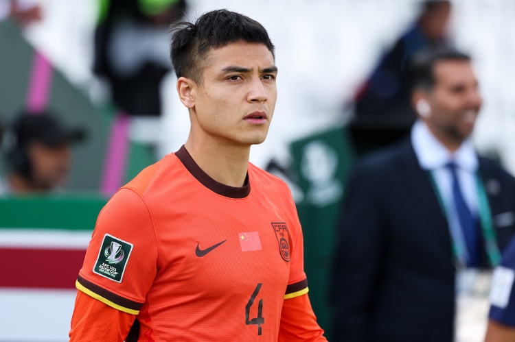 國(guó)足戰(zhàn)喀麥隆或變陣五后衛(wèi) 吾米提江黃政宇增補(bǔ)防線