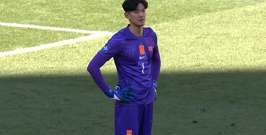 國(guó)足開(kāi)場(chǎng)9分鐘連失兩球 顏駿凌叉腰搖頭